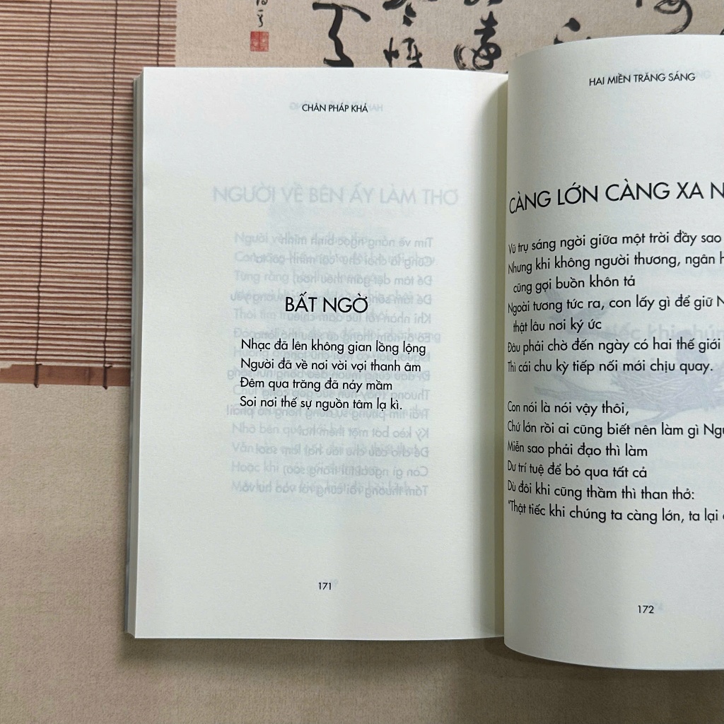 Sách - Hai miền trăng sáng