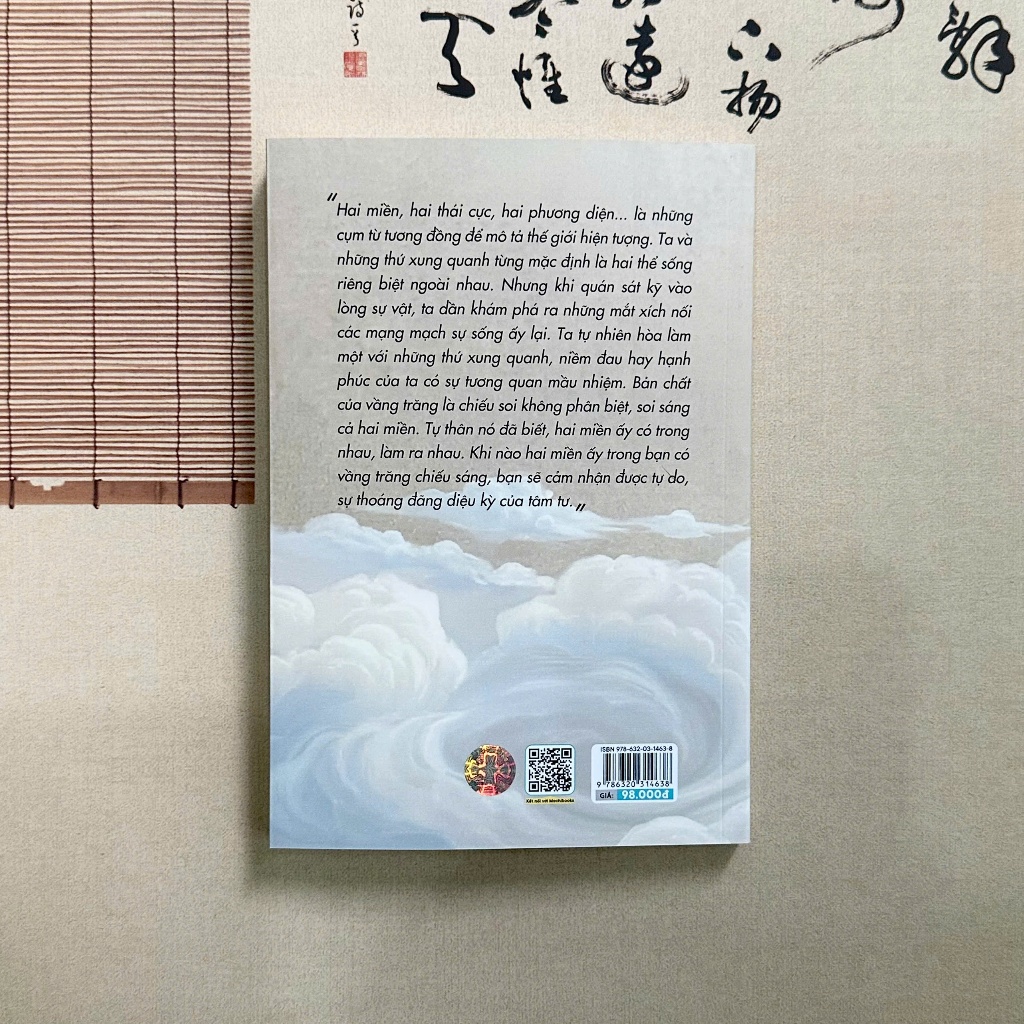 Sách - Hai miền trăng sáng
