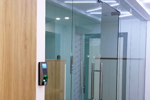 Chia sẻ kinh nghiệm lựa chọn thiết bị kiểm soát cửa ra vào cho văn phòng