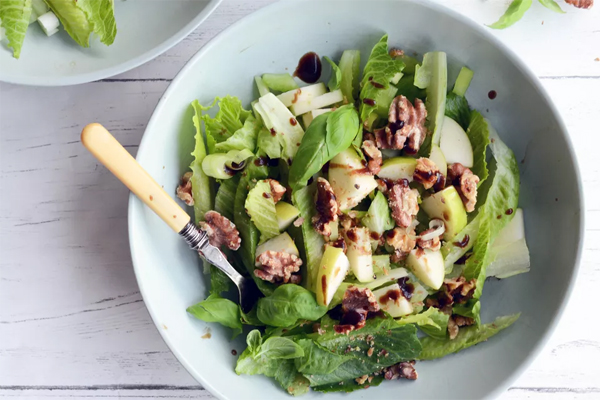 SALAD TÁO XANH VÀ CẦN TÂY ĐÁNH BAY MỠ