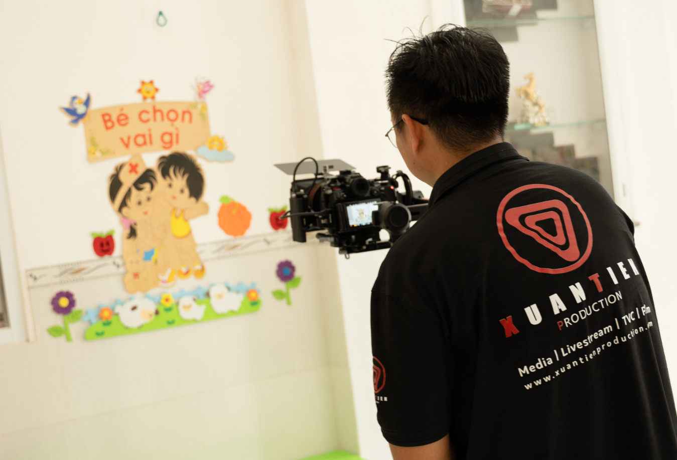 Chỉ Quay Bằng Điện Thoại Thôi Là Chưa Đủ — Đây Là Điều Khiến Camera Gimbal Khác Biệt
