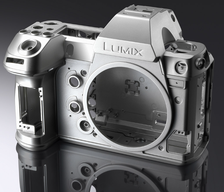 khung-hop-kim-cua-may-Panasonic-Lumix-S1-II