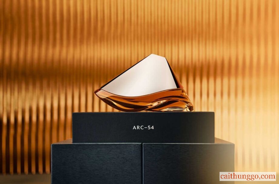 Bowmore và Aston Martin Ra Mắt Rượu Whisky 54 Năm Tuổi Giá £71,000