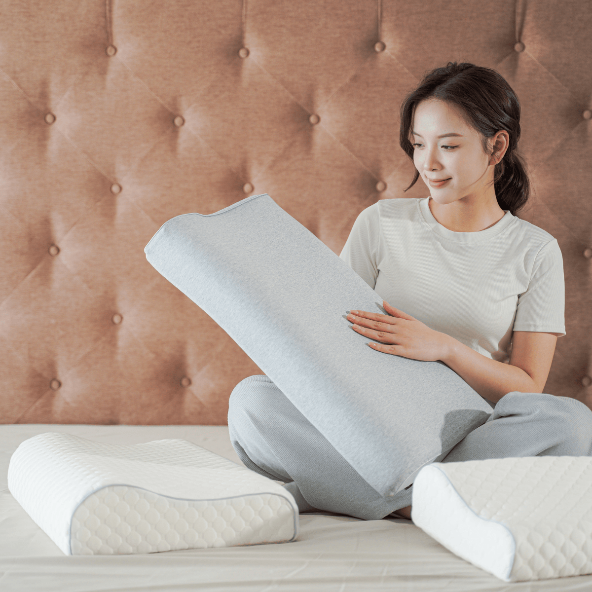 Ngủ sâu êm ái - Tạm biệt đau mỏi cổ vai cùng gối Memory Foam Sen Đá