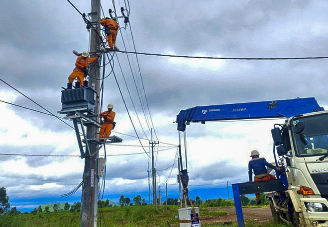 Đảm bảo nguồn điện phục vụ bơm tưới cho cây trồng trong mùa khô