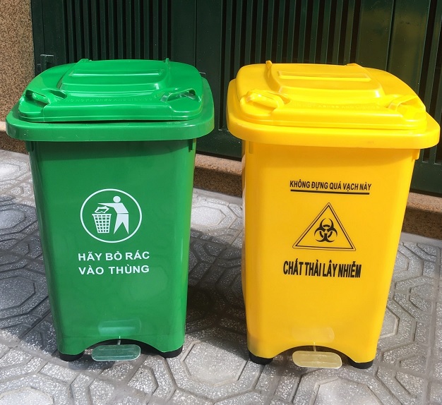 Thùng rác nhựa đạp chân 60L màu xanh lá và màu vàng