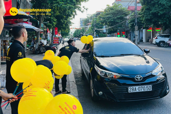 Hoạt động phát bóng bay – điểm nhấn thu hút khách hàng