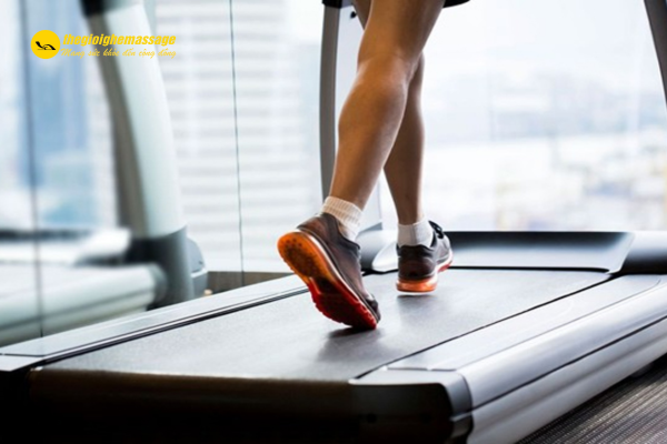 Bài tập đi bộ nhanh với máy chạy bộ tại nhà