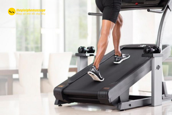 Bài tập đi bộ lên dốc với máy chạy bộ tại nhà