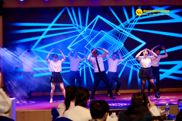 Không khí bùng nổ với các tiết mục văn nghệ đặc sắc