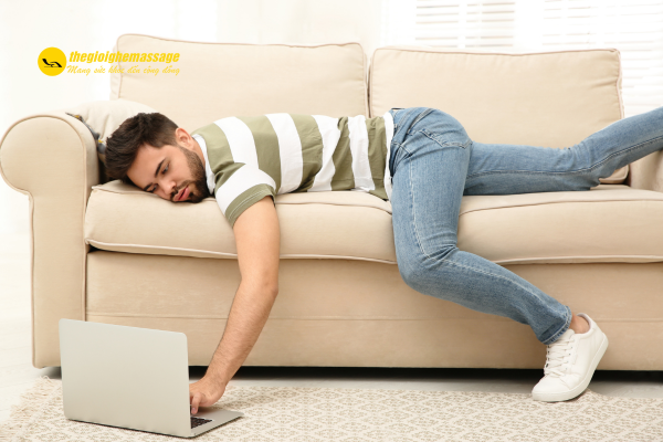 Cơ lưng bị căng cứng do ít vận động