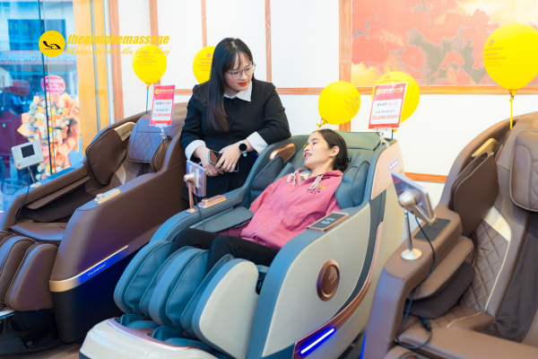 Trải nghiệm dùng thử ghế massage thực tế tại showroom