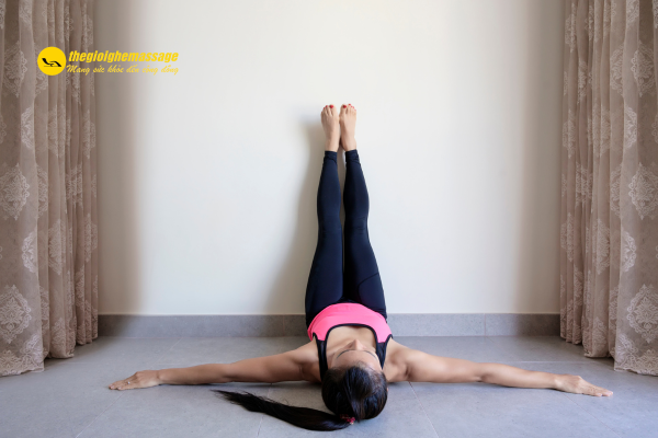 Tư thế gác chân lên tường (Legs Up the Wall)