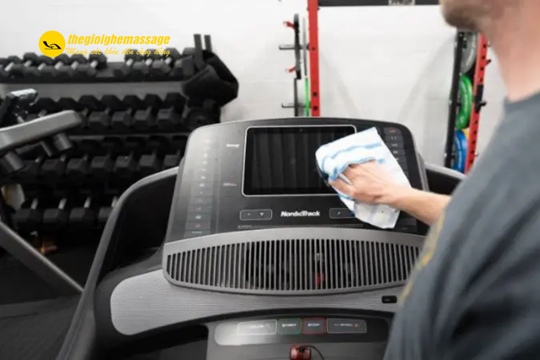 Vệ sinh khung và bảng điều khiển