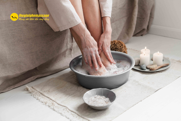 Ngâm chân và chườm ấm để thư giãn