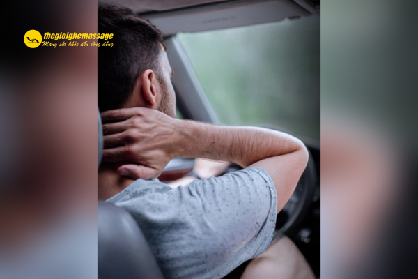 Thực hiện các bài tập giãn cơ cổ vai gáy