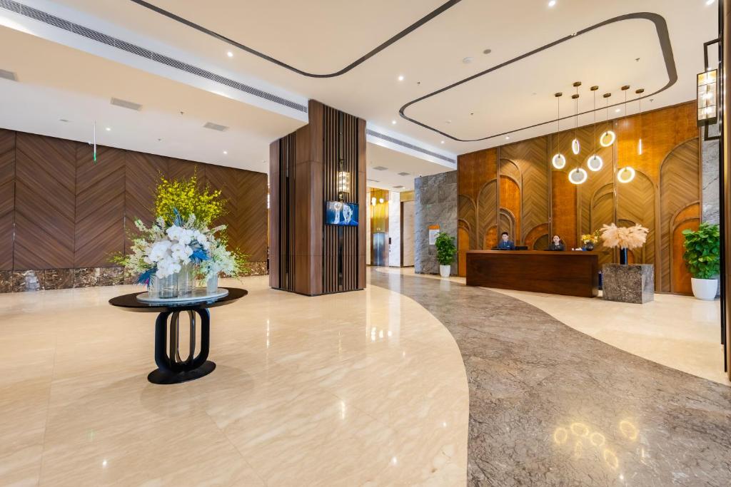 Combo 2N1Đ Mường Thanh Luxury Hạ Long Centre 5* + Ăn 3 Bữa + Du thuyền Ambassador 5* (bữa tối trên du thuyền)
