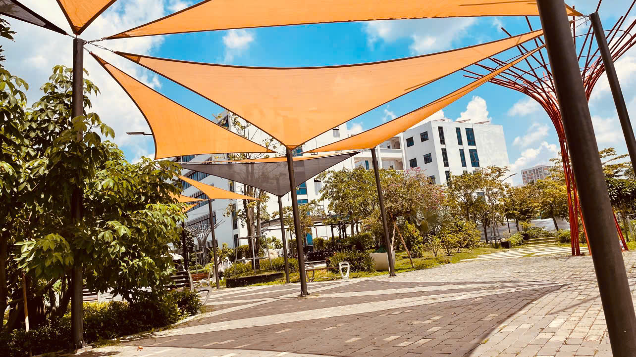 Lưới Che Nắng Trường Học: Giải Pháp Tối Ưu Cho Môi Trường Học Tập