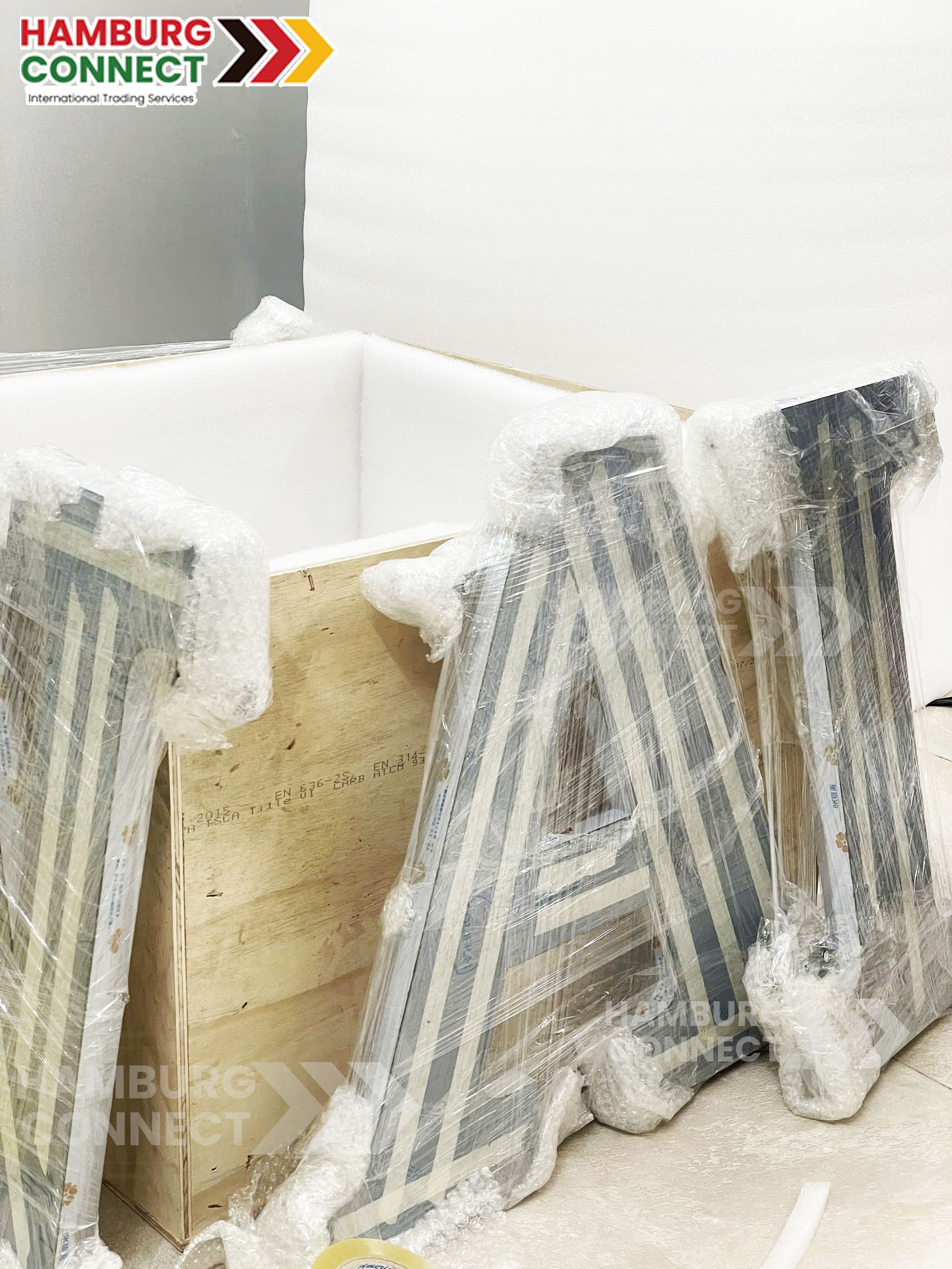 Chèn foam bảo vệ bảng hiệu bên trong kiện hàng