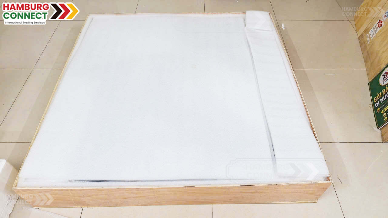 Lớp xốp cuối cùng được chèn trong kiện hàng gỗ