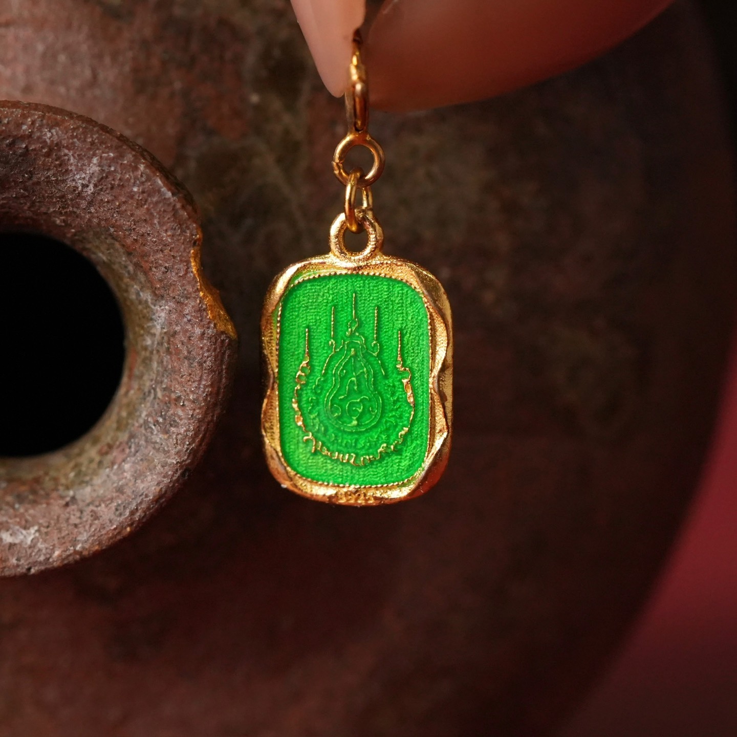 Charm bạc mặt dây viết “ Ngũ giới” trong nhà Phật