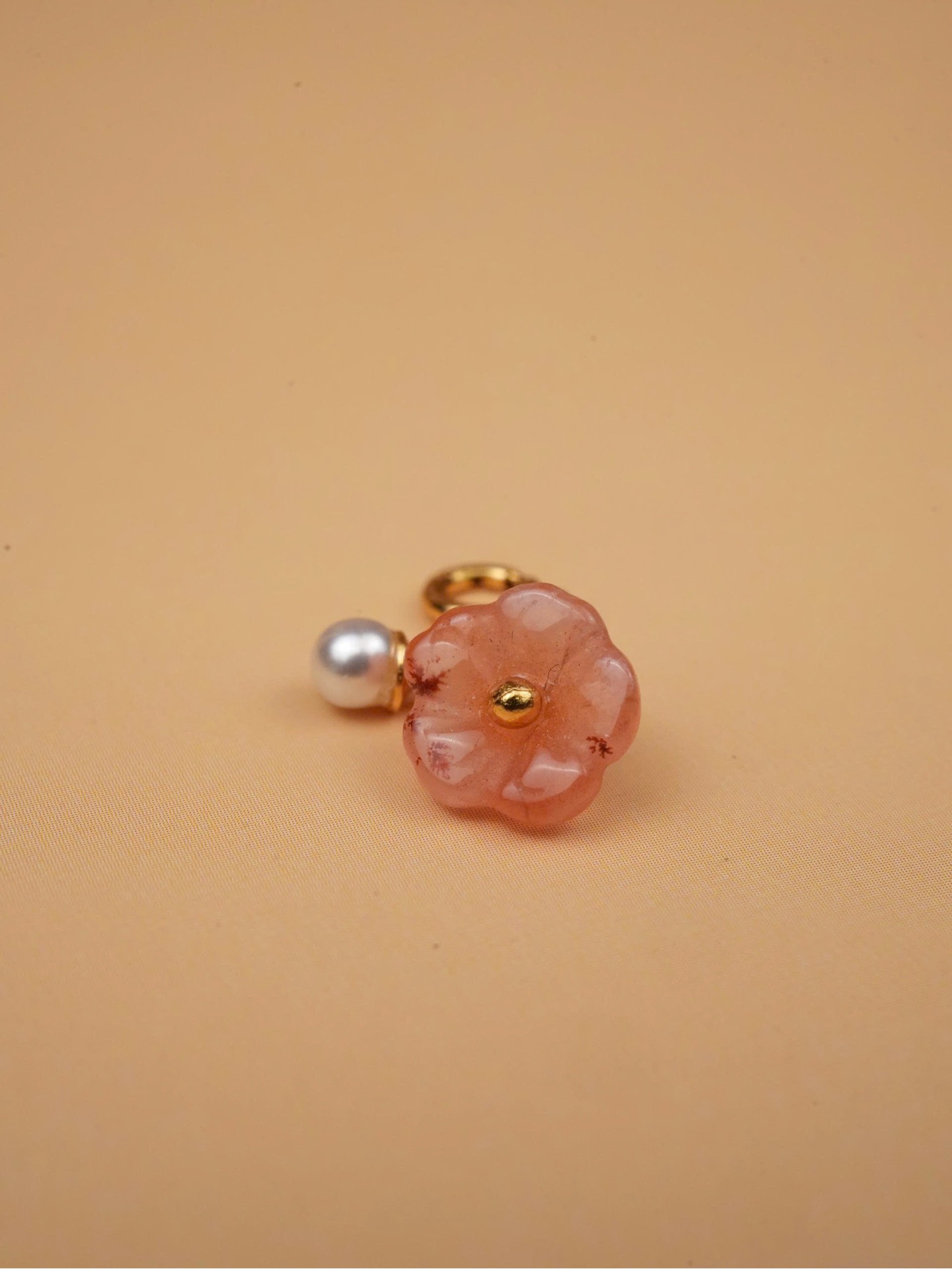Charm hoa đào nam hồng + ngọc trai chốt bạc mạ vàng
