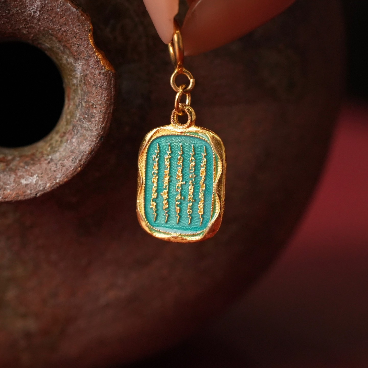 Charm bạc mặt dây viết “ Ngũ giới” trong nhà Phật
