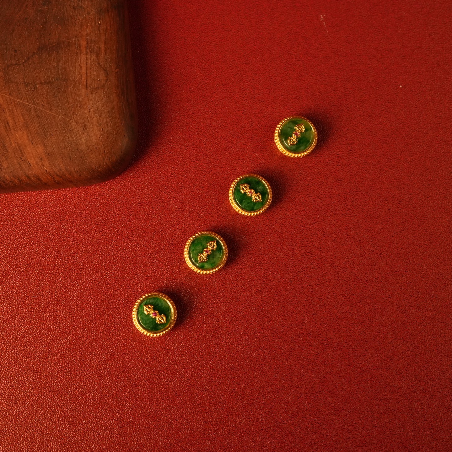 Charm ngọc jadeite bọc bạc mạ vàng hoạ tiết chuỳ kim cang
