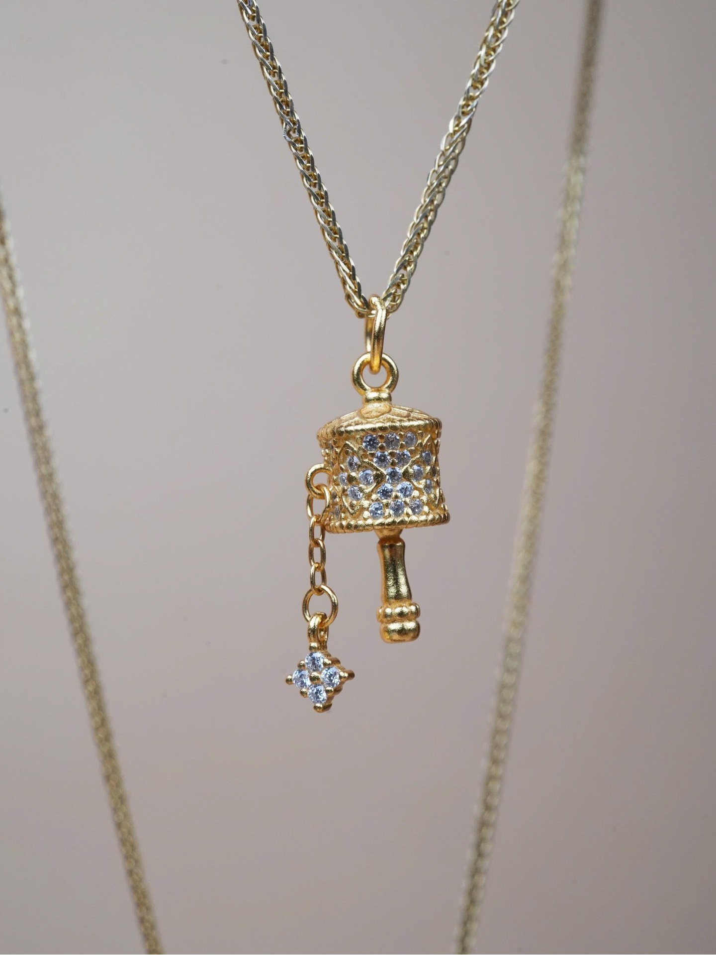 Charm kinh luân bạc mạ vàng đính đá size to