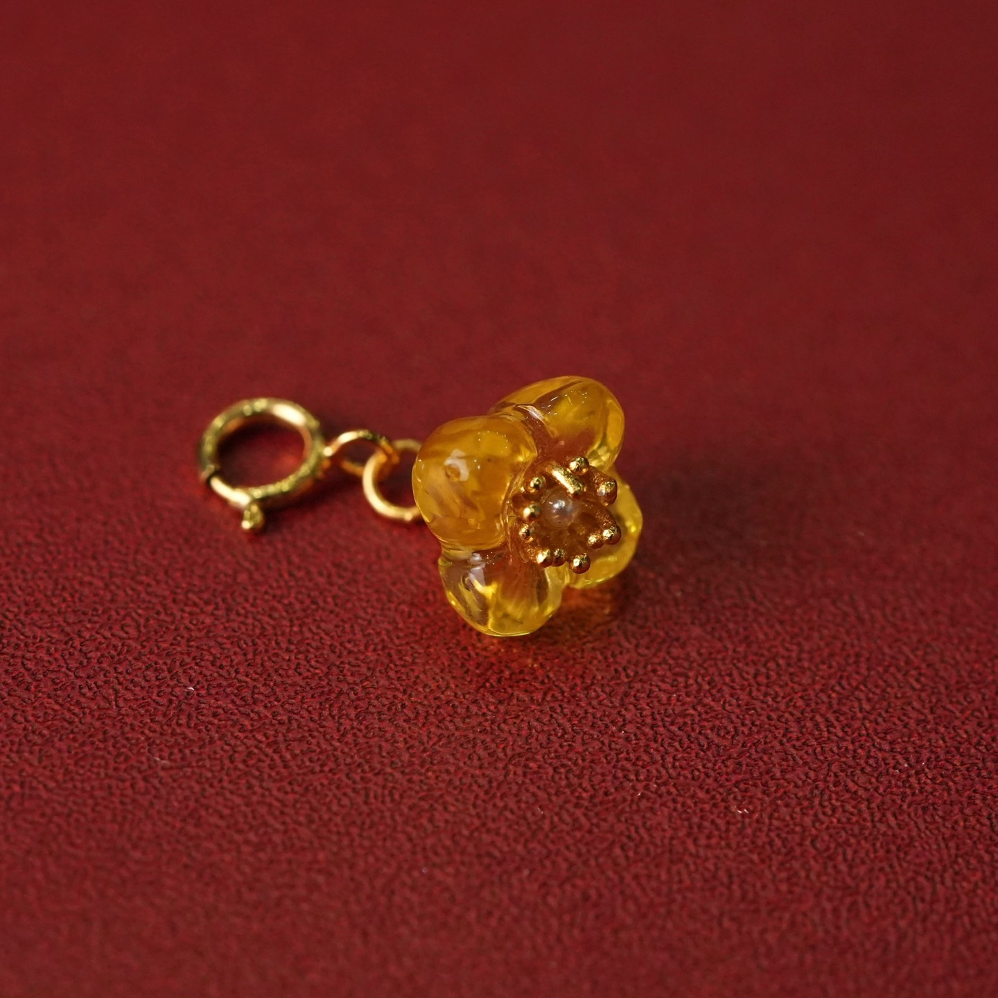 Charm hoa hổ phách chốt bạc mạ vàng