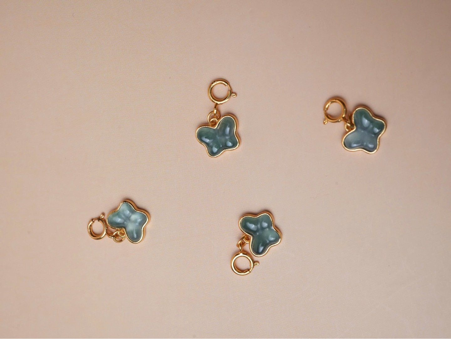 Charm bướm ngọc Jadeite A bọc bạc mạ vàng