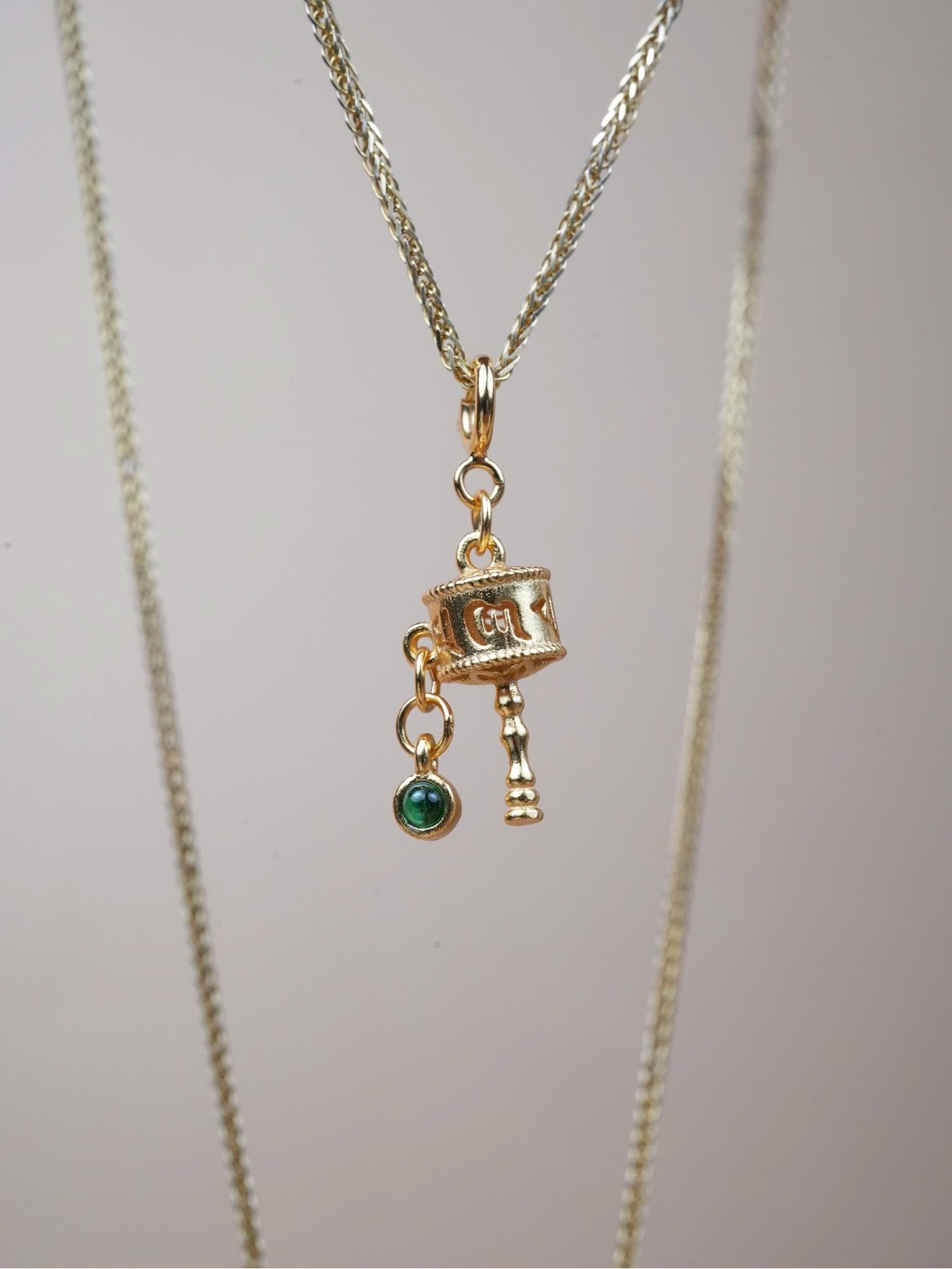 Charm kinh luân khắc trú Om bạc mạ vàng