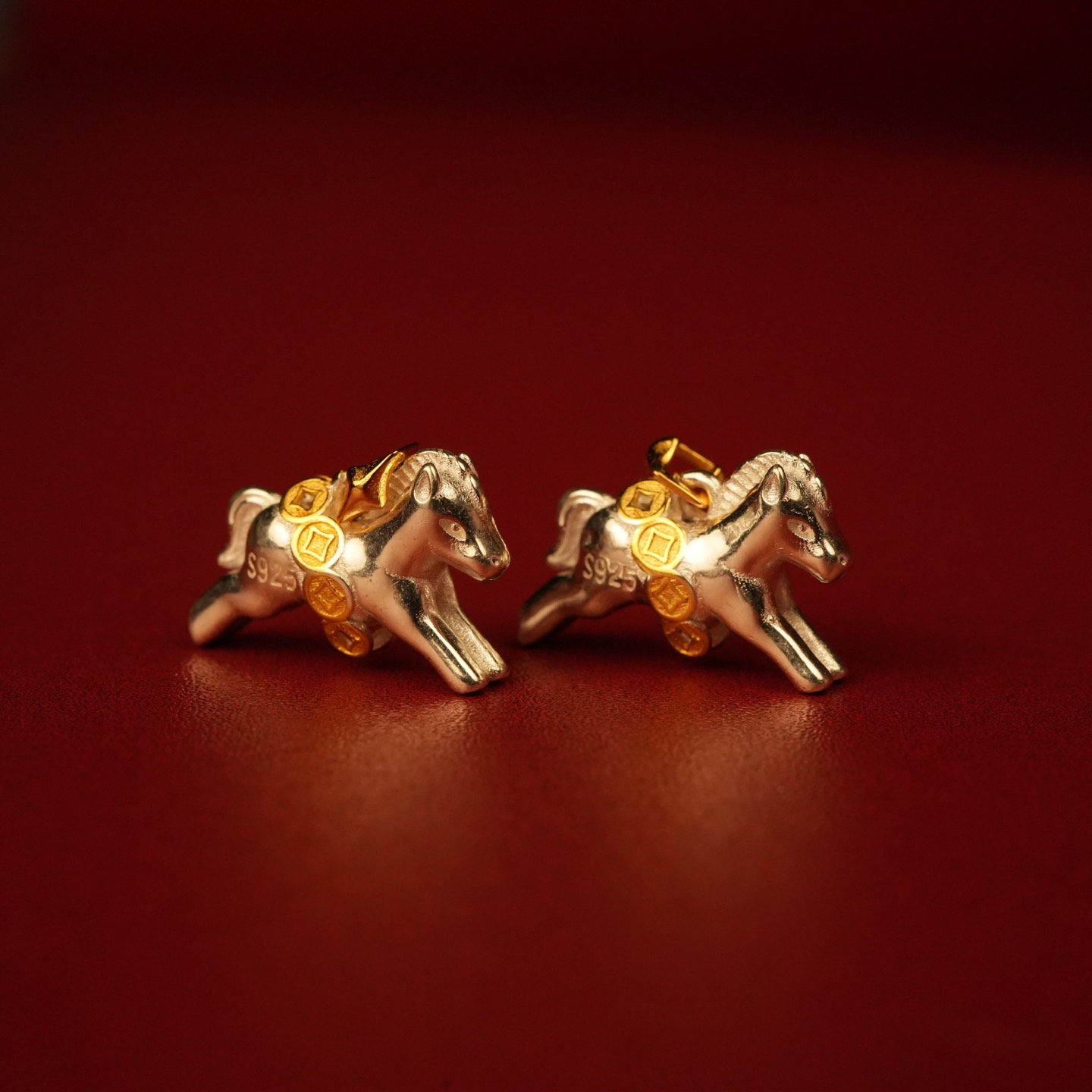Charm bạc ngựa đeo kim tiền