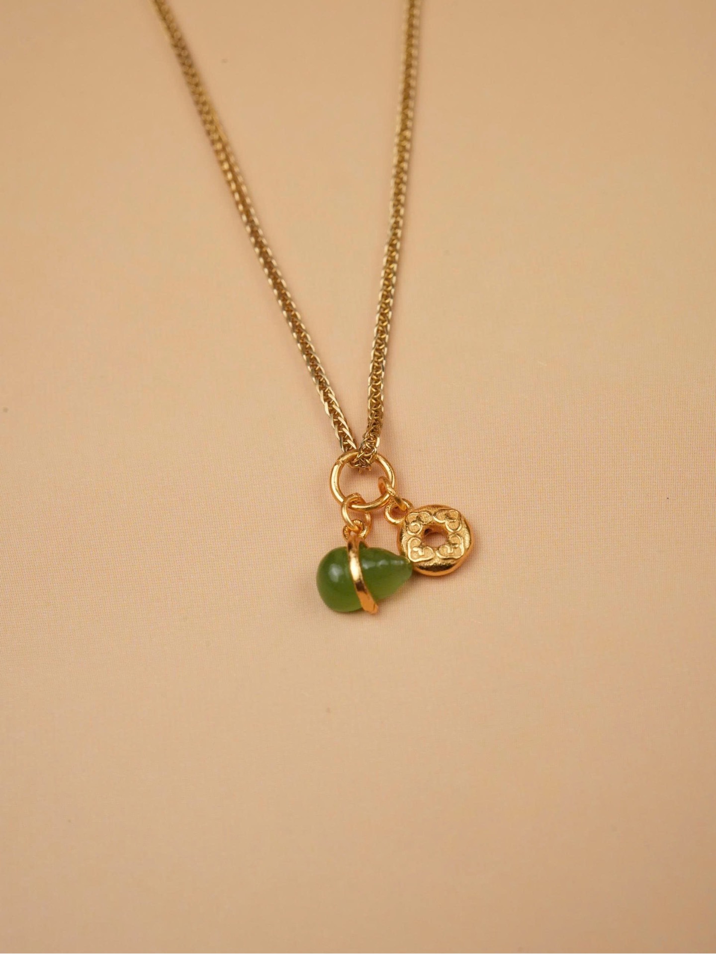 Charm hồ lô ngọc bích + bánh xe như ý bạc mạ vàng