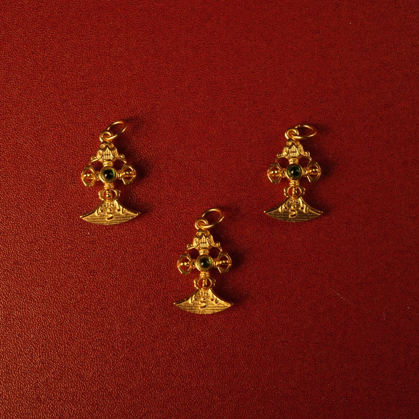 Charm chuỳ kim cang bạc mạ vàng