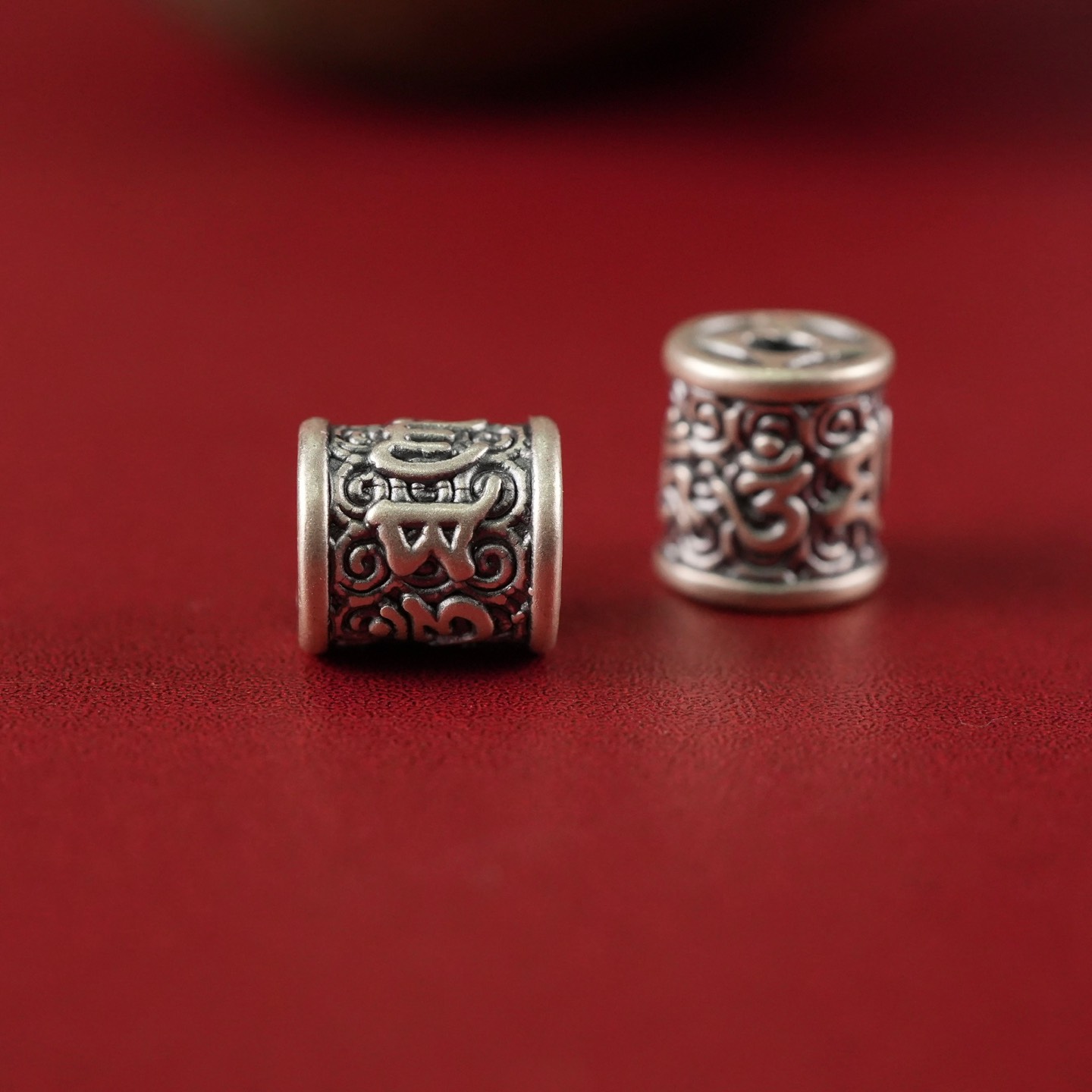 Charm lu bạc khắc Om Manni Padme Hum