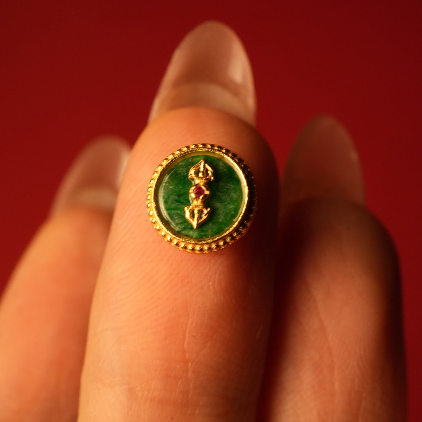 Charm ngọc jadeite bọc bạc mạ vàng hoạ tiết chuỳ kim cang