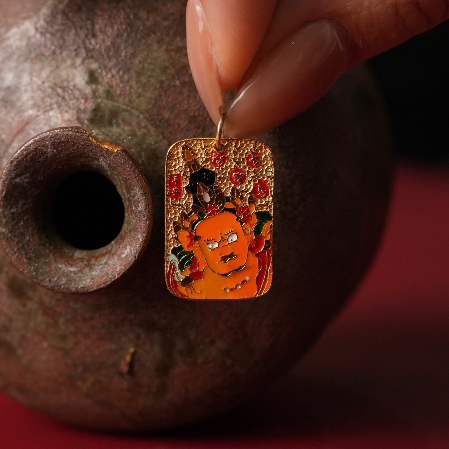 Charm hoàng thần tài khảm pháp lam