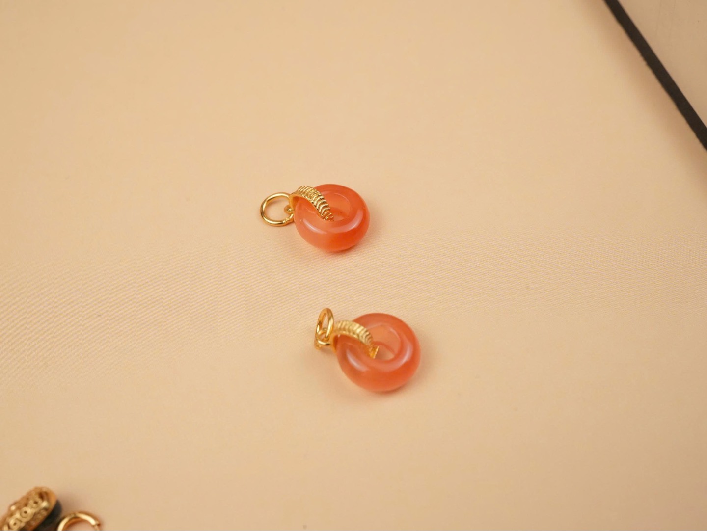 Charm bánh xe nam hồng chốt bạc mạ vàng