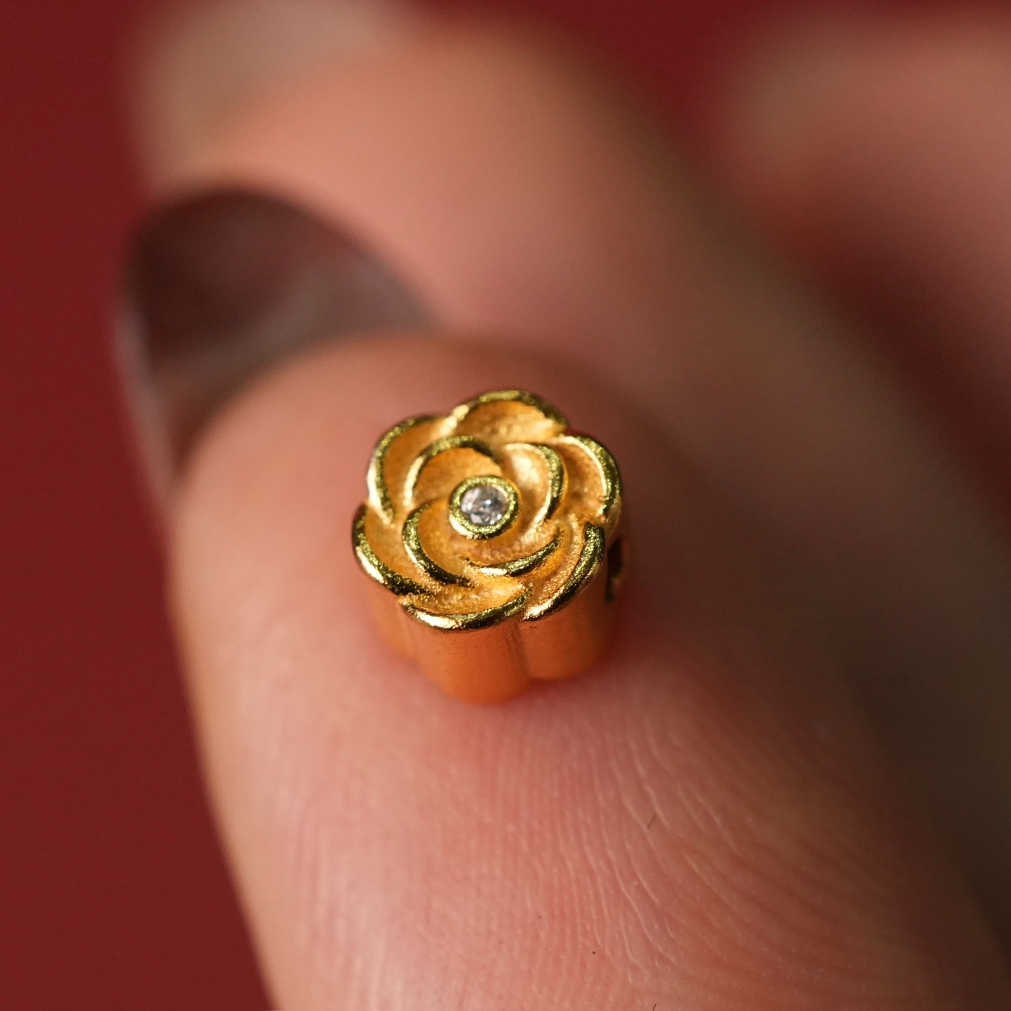 Charm bạc hoa trà mạ vàng