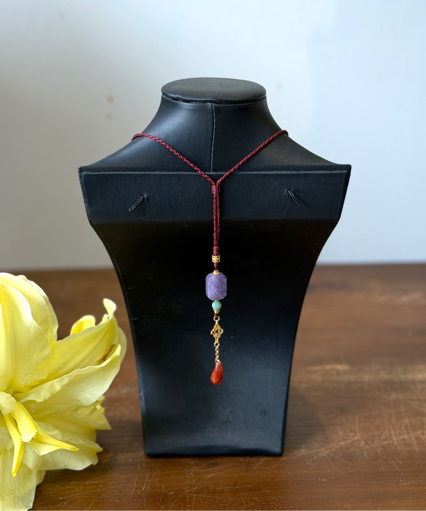 Vòng thiết mã não nam hồng mix charm