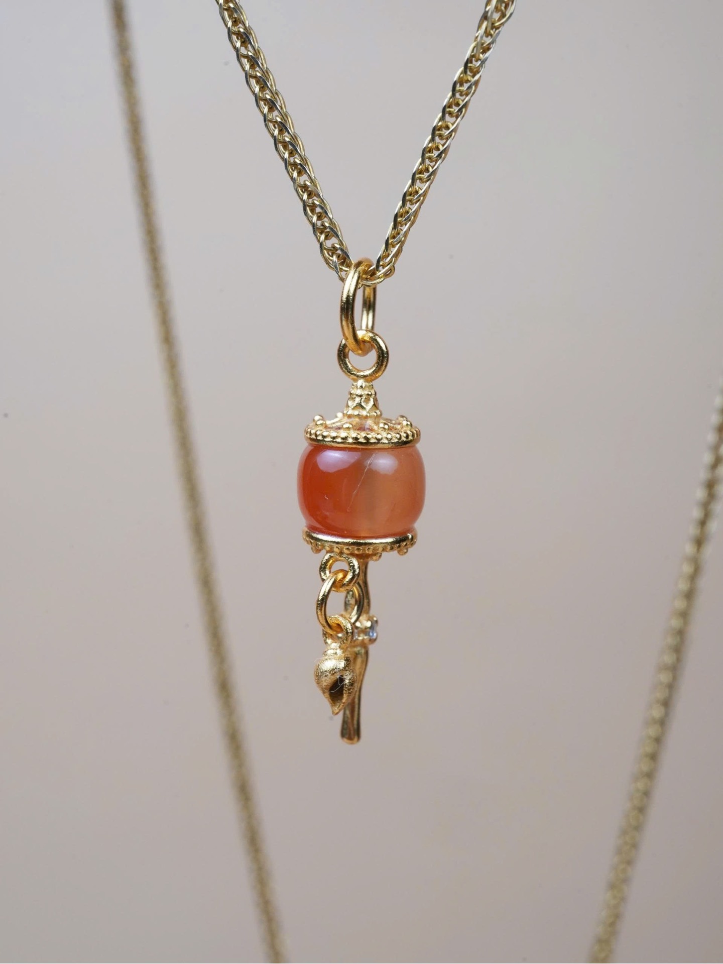 Charm kinh luân nam hồng bạc mạ vàng