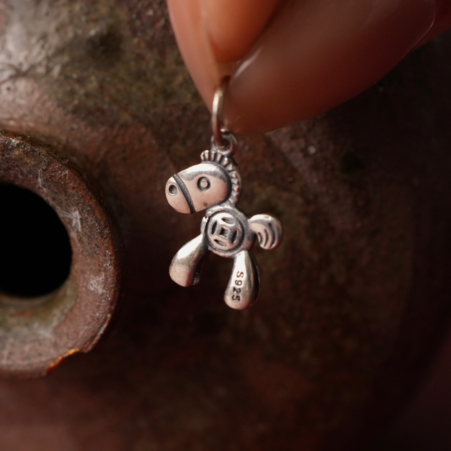 Charm bạc ngựa đồng tiền