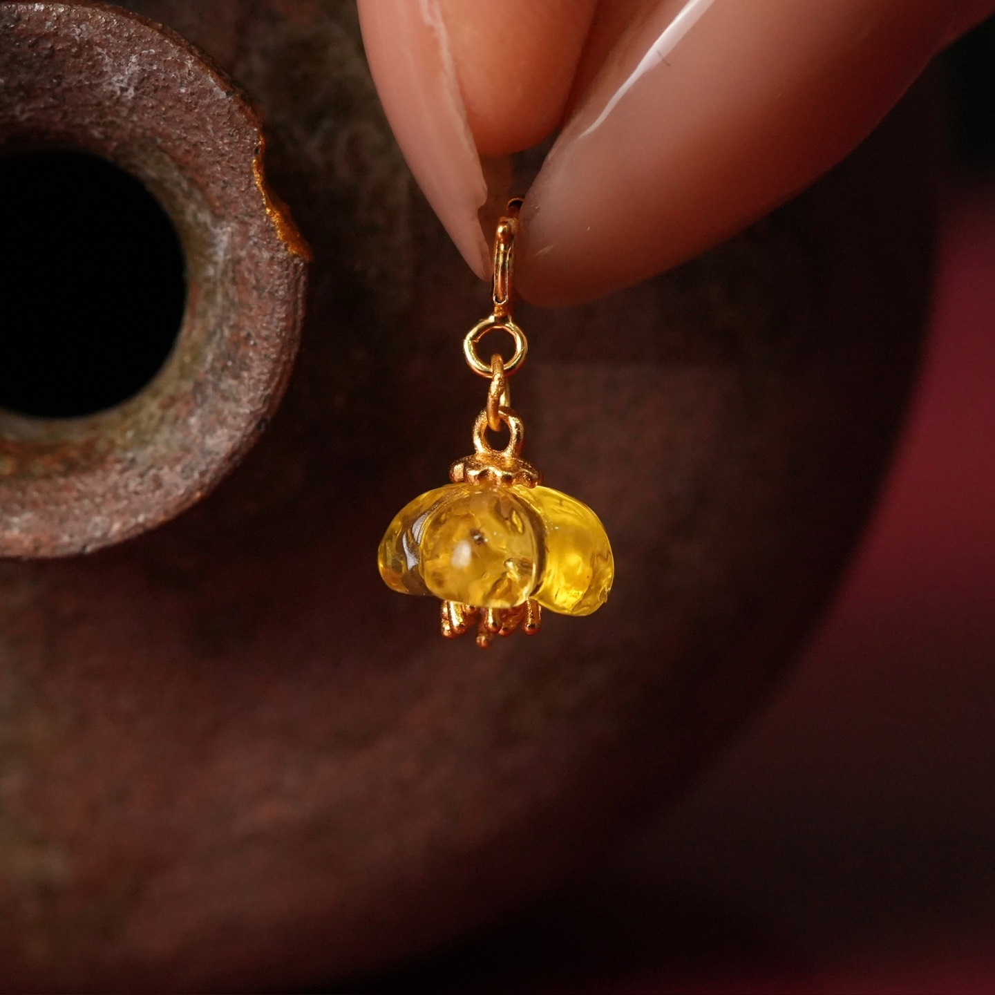Charm hoa hổ phách chốt bạc mạ vàng