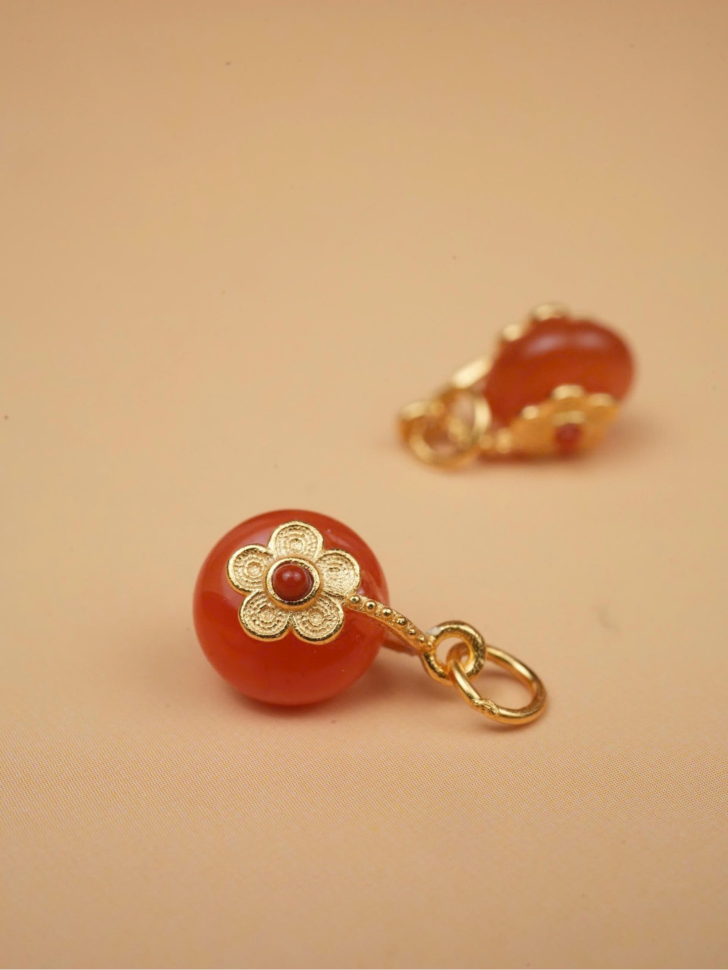 Charm lu nam hồng chốt hoa bạc mạ vàng