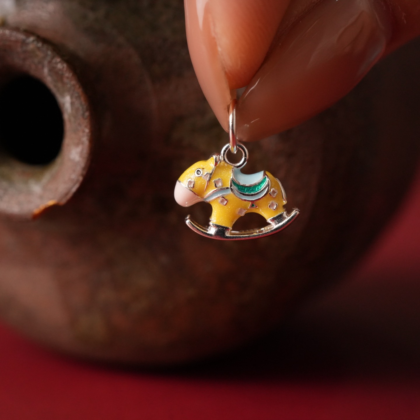 Charm bạc ngựa khảm pháp lam