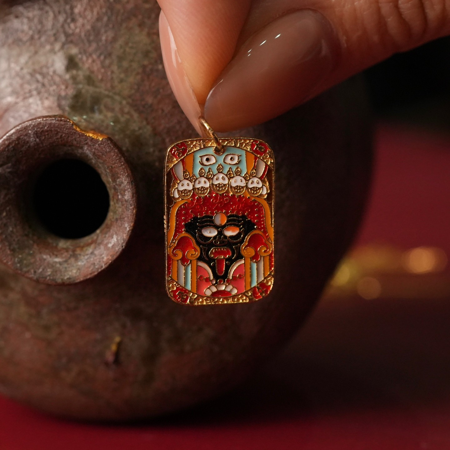 Charm hoàng thần tài khảm pháp lam