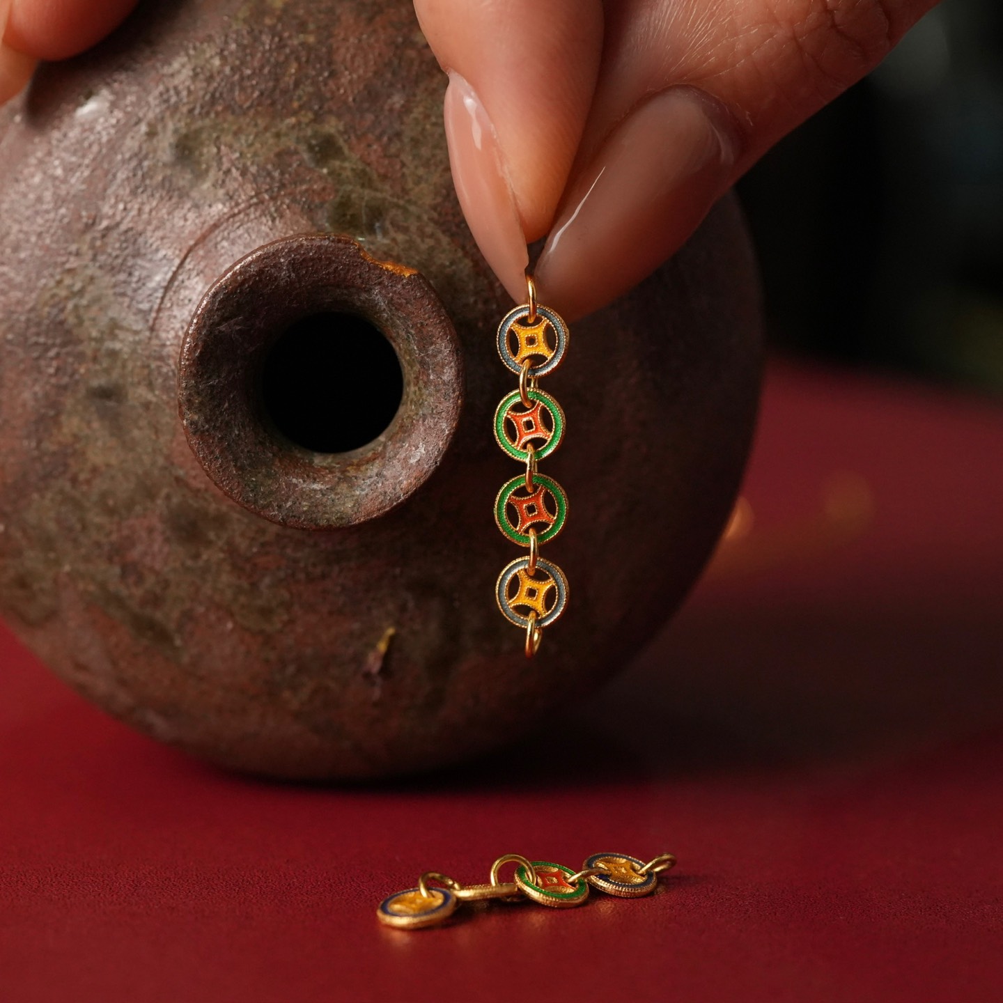 Charm dây đồng xu khảm pháp lam