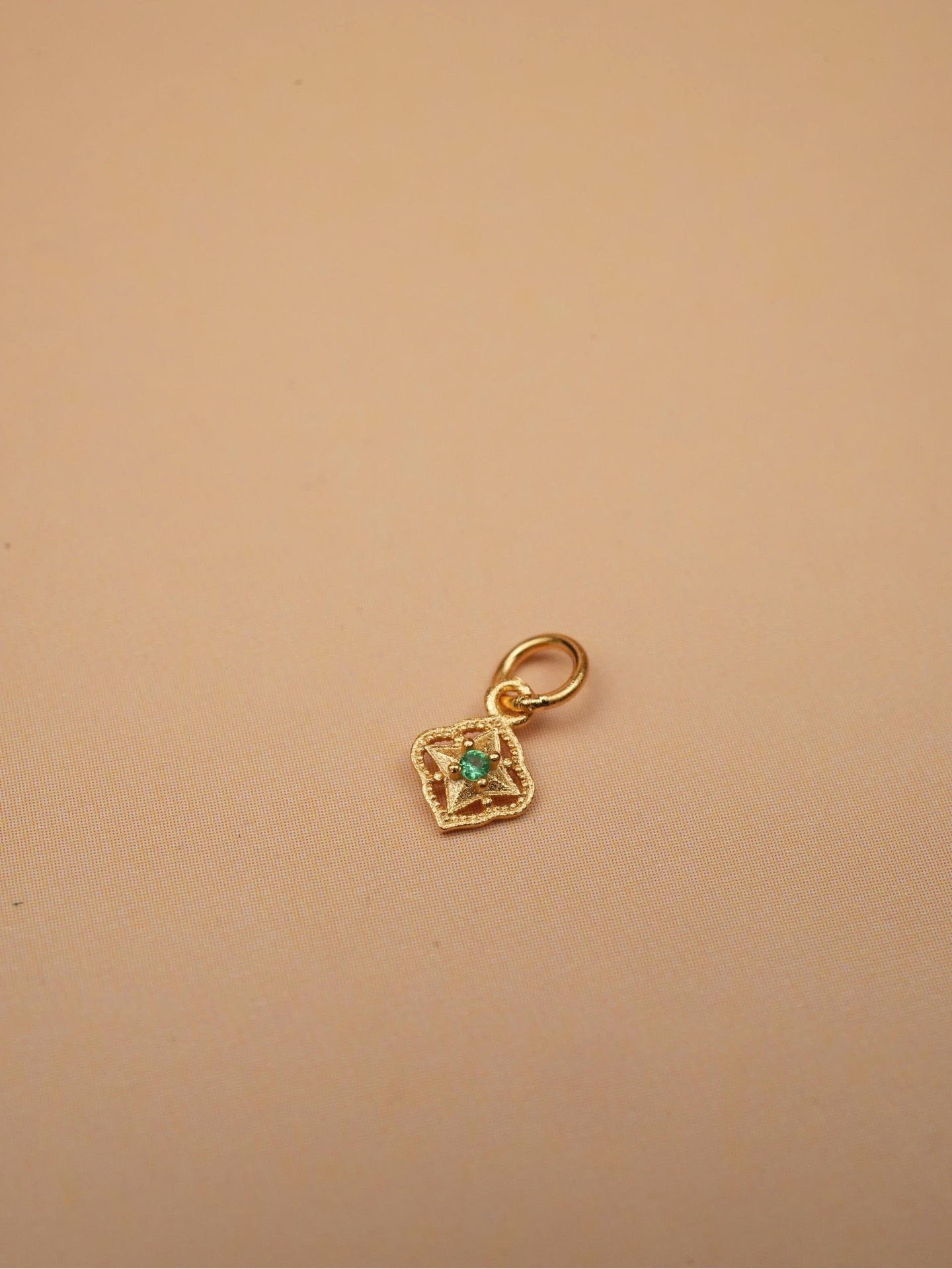 Charm ngôi sao 4 cánh bạc mạ vàng