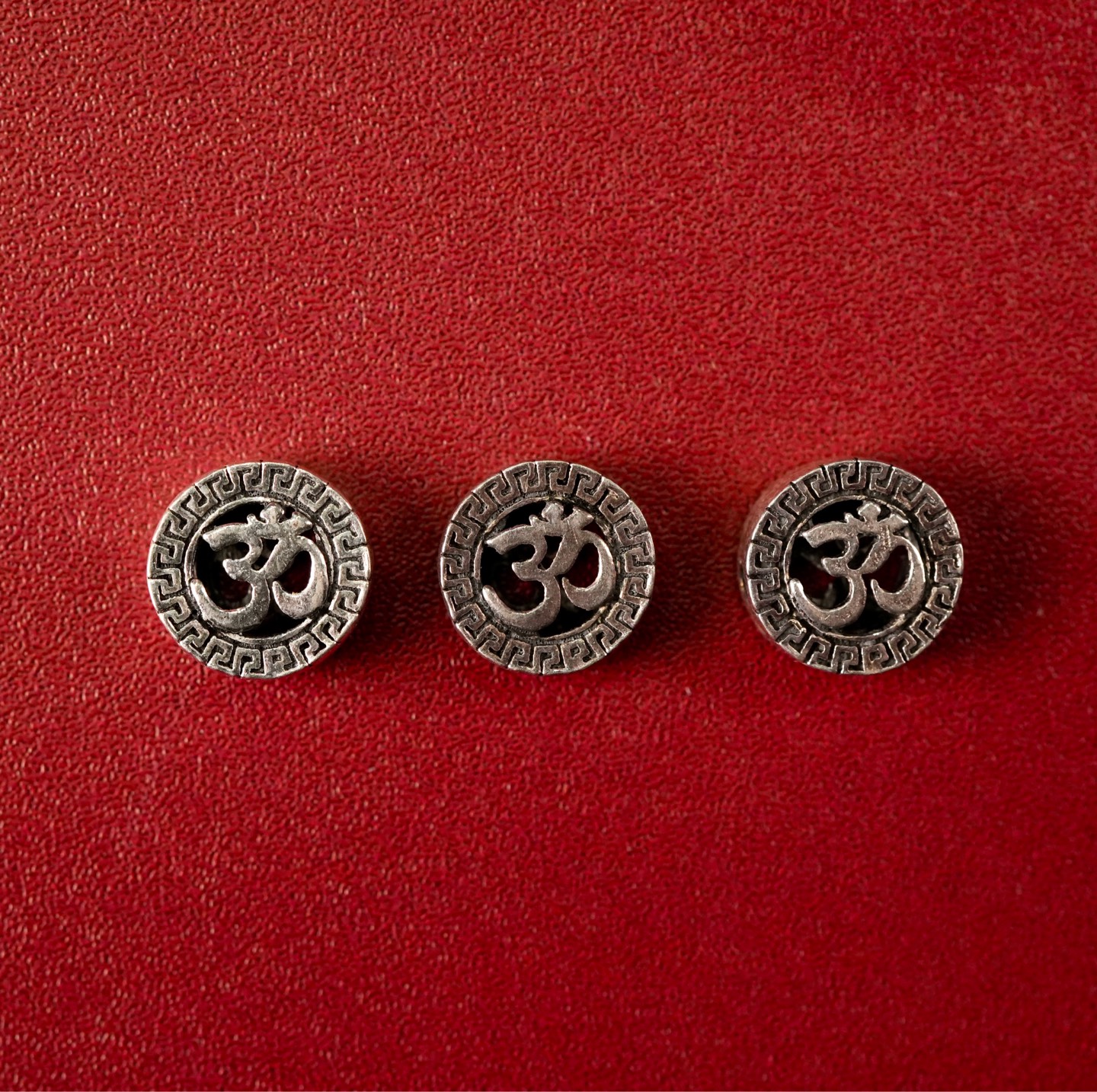 Charm bạc chữ Om